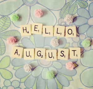 Hello August用scrabble tiles同細玫瑰喺花卉布料上串出。 — 夏日氣息 壁紙