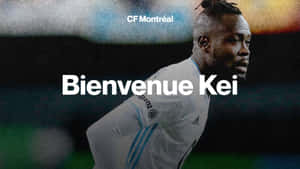 身穿白色CF Montréal球衣的足球運動員奔跑，帶有「Bienvenue Kei」文字疊加。 — 足球 壁紙