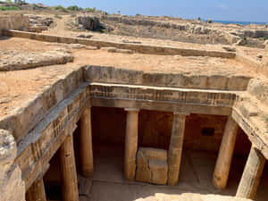 古代石頭遺跡，有柱子俯瞰大海，在明媚陽光下。