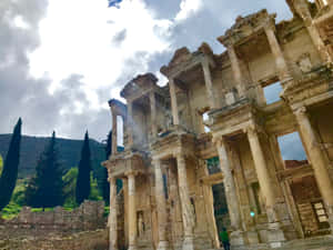 古代石圖書館遺址，柱子和雕像，陰天。