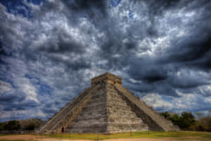 在戲劇性風暴雲和藍色天空斑塊下的古老瑪雅金字塔。 — 墨西哥 GIF 壁紙