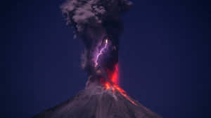 夜晚火山爆發，熔岩與閃電交織在星空下。