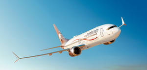 Aeromexico 飛機在白天於清澈的藍天中飛行。