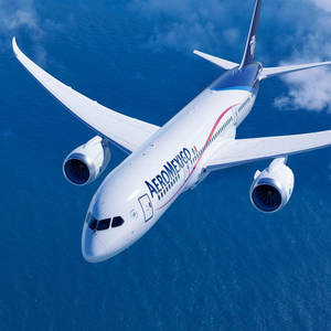 Aeromexico 飛機飛越藍色海洋和白雲。