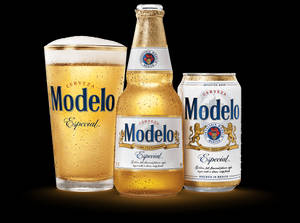 冰凍的Modelo Especial啤酒玻璃罐和瓶子，在黑色背景下帶有冷凝水珠。