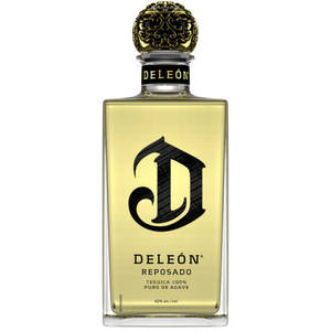 Deleón Reposado龍舌蘭酒瓶，帶有華麗瓶蓋和金色液體。