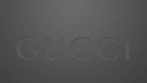 Gucci 標誌壓印在深灰色紋理背景上