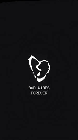黑色背景上帶有bad vibes forever文字的破碎心形圖標。