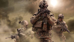 三名身穿迷彩服的武裝士兵在煙霧彌漫的戰場上移動。
