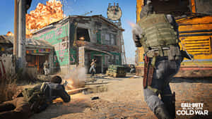 身穿戰鬥裝備的士兵在燃燒的沙漠小鎮中作戰。 — 決勝時刻：黑色行動冷戰 壁紙
