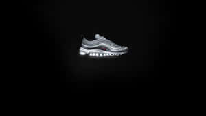 銀色 Nike Air Max 97 運動鞋在黑色背景下發光的鞋底