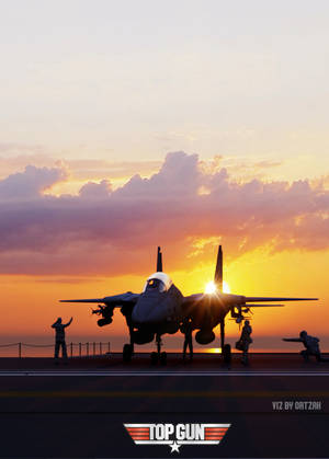 日落時分航空母艦甲板上的戰鬥機與機組人員。