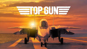 日落時航空母艦甲板上的戰鬥機和Top Gun標誌。