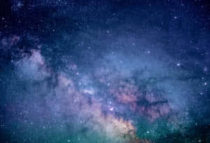 在深藍色和紫色的夜空中，充滿活力的銀河系，點綴著星星和宇宙雲。