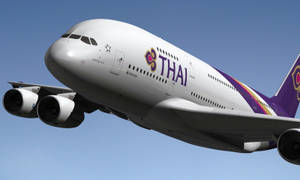 泰國航空空中巴士A380在晴朗藍天飛行