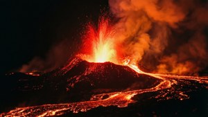 夜間火山爆發，帶有發光的熔岩流和熾熱的爆炸。 — Awesome GIF 壁紙