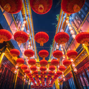 紅色燈籠照亮夜晚的傳統中國小巷。 — iPad (A16) 壁紙