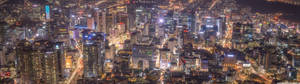 密集城市的夜間空中景觀，明亮的燈光和高樓大廈。