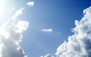 明亮的藍天，有蓬鬆的白雲和陽光。 — 天空美學 壁紙