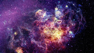充滿活力的宇宙星雲，帶有紫色、紅色和金色的氣體以及散落的星星。