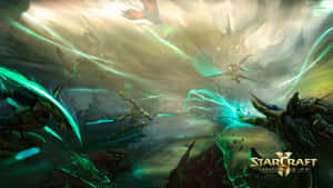 Zerg 和 Protoss 戰士在黑暗的戰場上用綠色能量光束戰鬥。