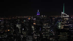 紐約市高樓大廈的夜間空中景觀，窗戶閃閃發光。