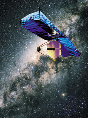 一枚帶有藍色太陽能板的衛星，在佈滿恆星的星系中運行。