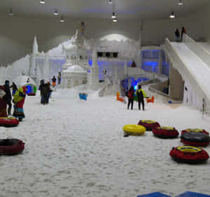 室內雪地輪胎公園，設有冰城堡和彩色輪胎。