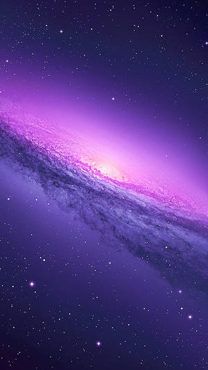 一個紫色螺旋星系，在深邃的太空場景中有明亮的星星。
