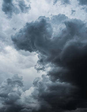 濃密的烏雲在暴風雨的灰色天空中旋轉。