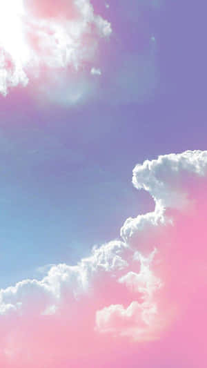 粉彩粉紅、紫色和藍色的天空，蓬鬆的雲朵柔和地發光。 — 唯美雲朵動態 壁紙