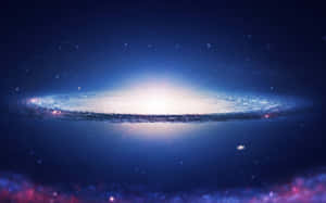 一個發光的螺旋星系，帶有藍色和白色色調，以黑暗的星空為背景。