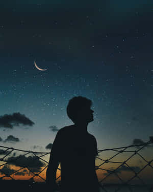 夜晚企喺度，抬頭望住星星同彎月嘅人。 — 夜景城市 壁紙