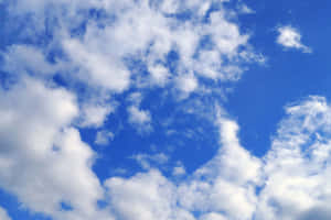 晴朗日子裡藍天白雲點綴。 — 天堂 壁紙