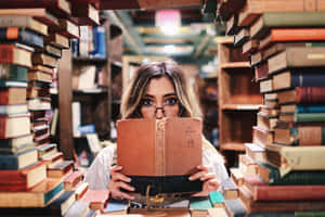 女子在滿是書的圖書館走廊閱讀書籍