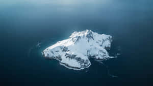深藍色海洋中的白雪覆蓋山島鳥瞰圖 — 島嶼 壁紙