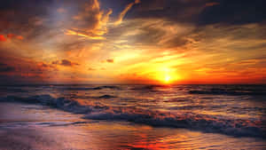 夕陽下的海洋，海浪拍打海岸