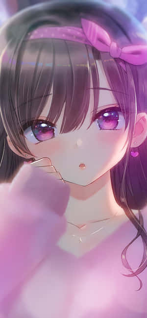 紫眼粉紅蝴蝶結的動漫女孩將手指放在唇邊 — 1284x2778 壁紙
