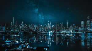 夜晚城市天際線，星空與水中倒影 — 天際線 壁紙