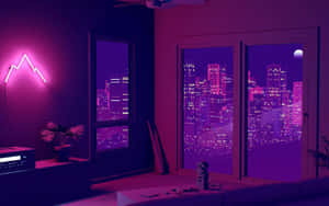 簡約房間，配有霓虹山形燈，俯瞰著夜晚發光的紫色城市。 — 1280x800 壁紙