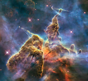 宇宙氣體和塵埃柱在星場背景下散發出鮮豔的色彩。