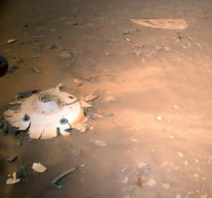 火星表面墜毀的太空船殘骸，散落著碎片。 — 火星 GIF 壁紙