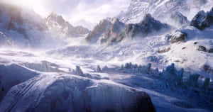 在柔和陽光下，有冰川和霧氣的雪山山脈。