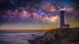 懸崖上的燈塔，星空下，下方平靜的海洋
