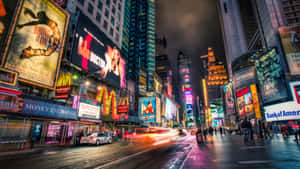 夜晚繁忙的城市街道，發光的廣告牌和汽車燈光劃過。