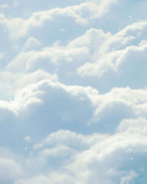 帶有星狀閃爍的柔軟雲朵漂浮在淡藍色的天空中。 — 藍天 壁紙