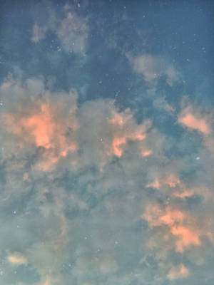 柔和嘅藍色同蜜桃色雲朵喺星空暮色中發光。
