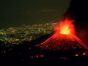 夜間火山爆發，熔岩發光，下方城市燈光