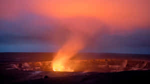 火山在暮色天空下噴發明亮的熔岩 — 自然 壁紙