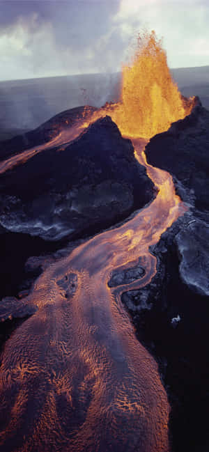 火山爆發，熔岩流入海洋。 — Vivo V 壁紙